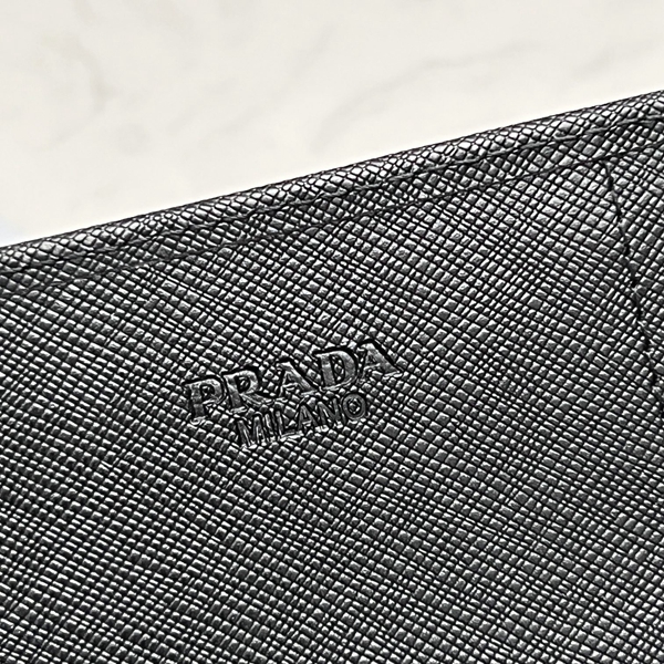 プラダ財布コピー着用イメージ